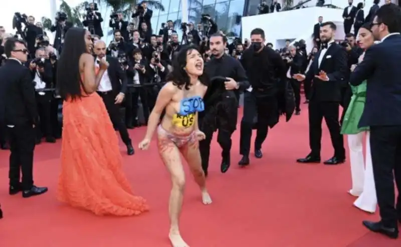 donna nuda sul red carpet di cannes   2