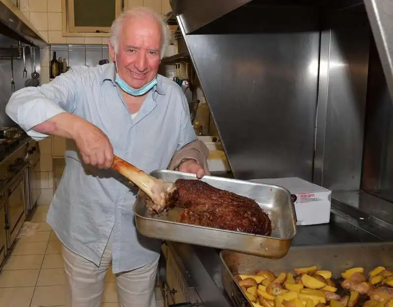 edoardo mancini in cucina  foto di bacco