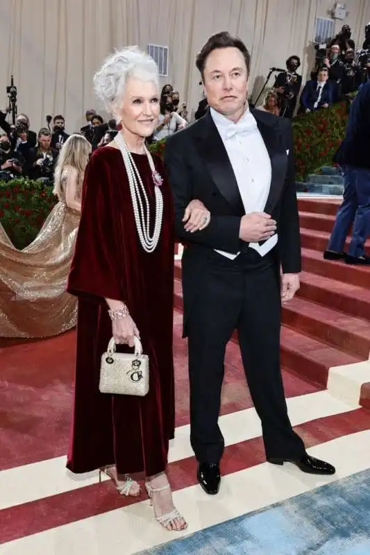 elon musk e la madre maye al met gala 1