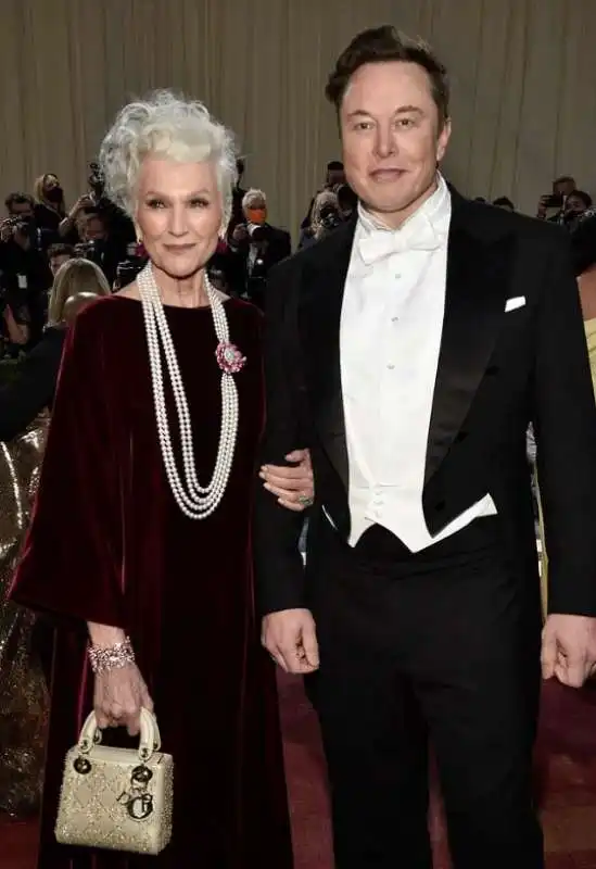 elon musk e la madre maye al met gala 2