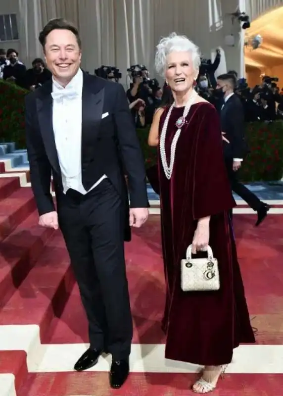 elon musk e la madre maye al met gala 3