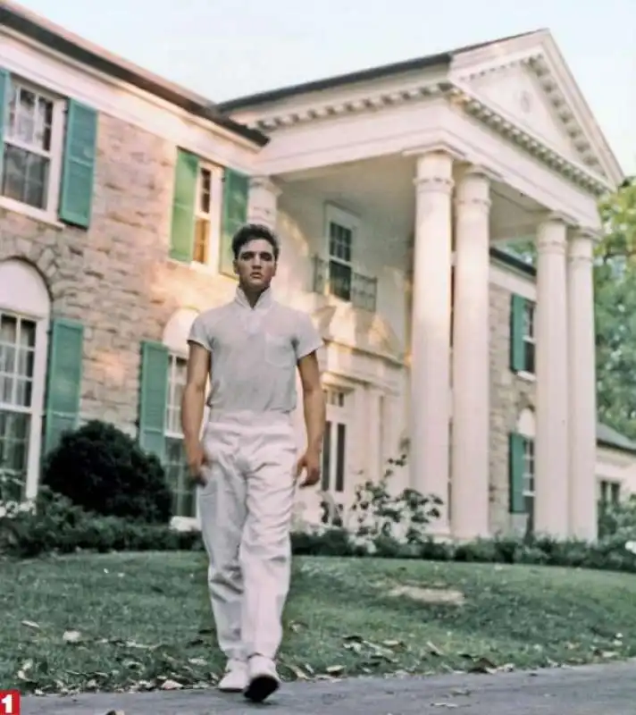 elvis passeggia a graceland 