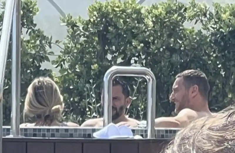 FRANCESCO TOTTI ALLE TERME DI MONTECARLO CON UNA BELLA BIONDA CHE SEMBRA NOEMI BOCCHI