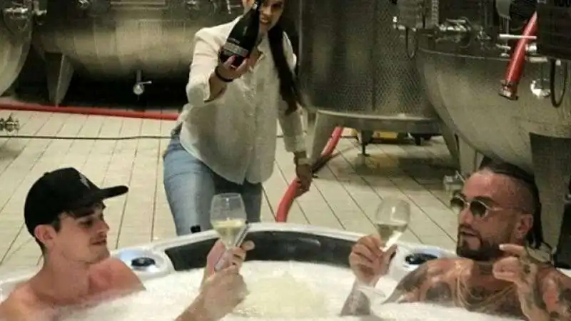 GUE PEQUENO E Sinnaggaghiri FANNO IL BAGNO NEL PROSECCO 