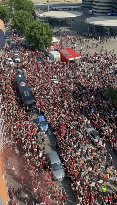 i tifosi intorno al pullman prima della partita