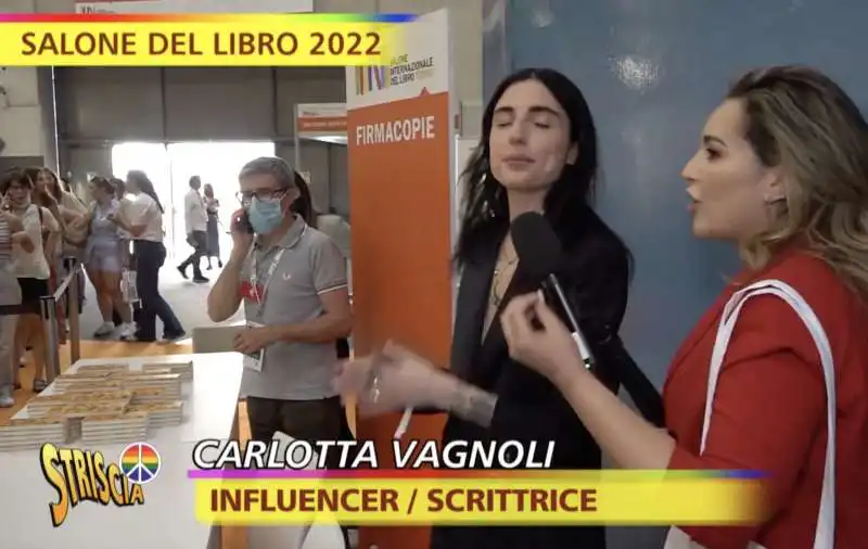 il servizio di striscia la notizia dal salone del libro di torino   6