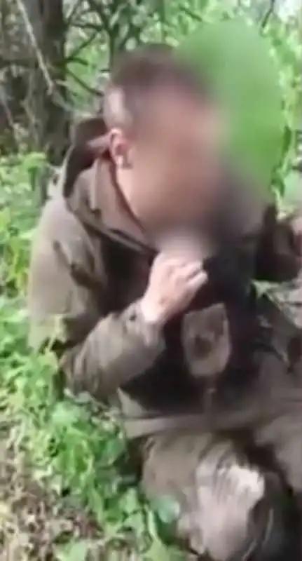 il video del soldato russo che picchia e terrorizza i prigionieri ucraini   5