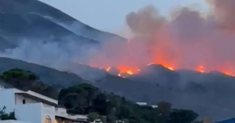 INCENDIO STROMBOLI