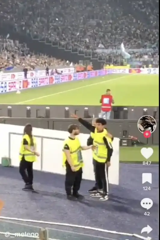 insulti razzisti dai tifosi della lazio allo steward 5