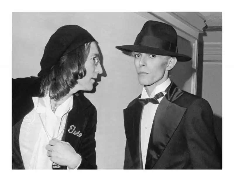 john lennon e david bowie by ron galella