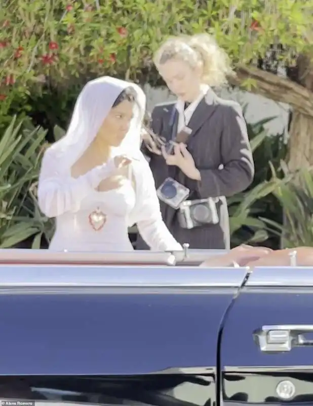 kourtney kardashian sposa travis barker 2