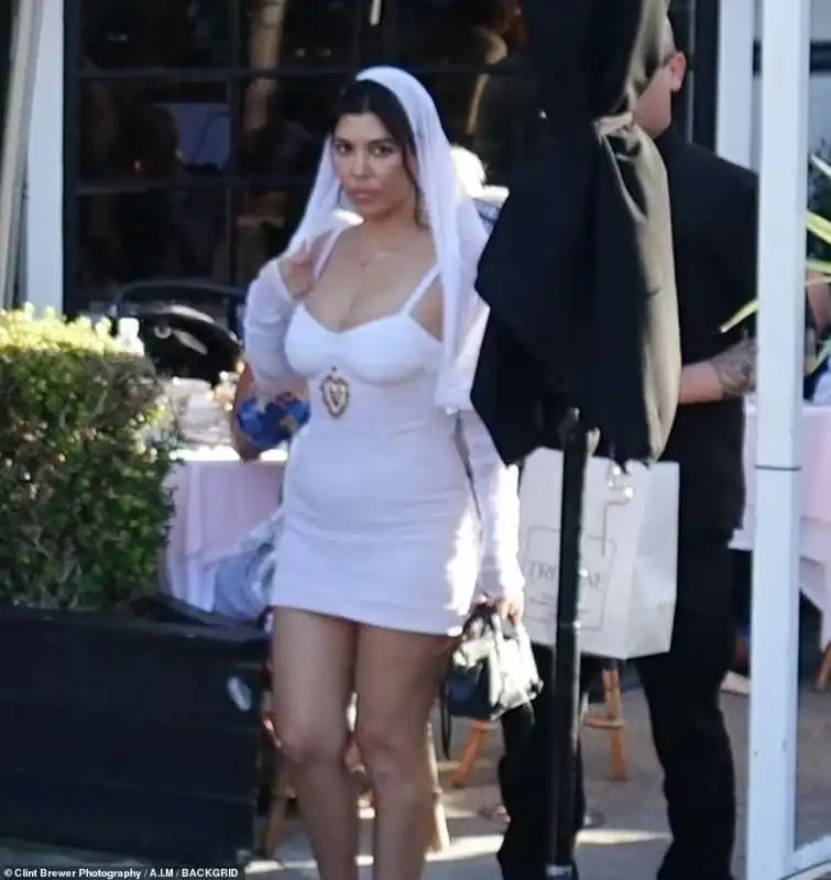 kourtney kardashian sposa travis barker 6