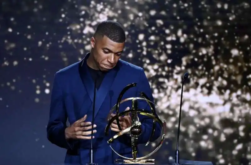 kylian mbappe alla premiazione del miglior giocatore di francia 