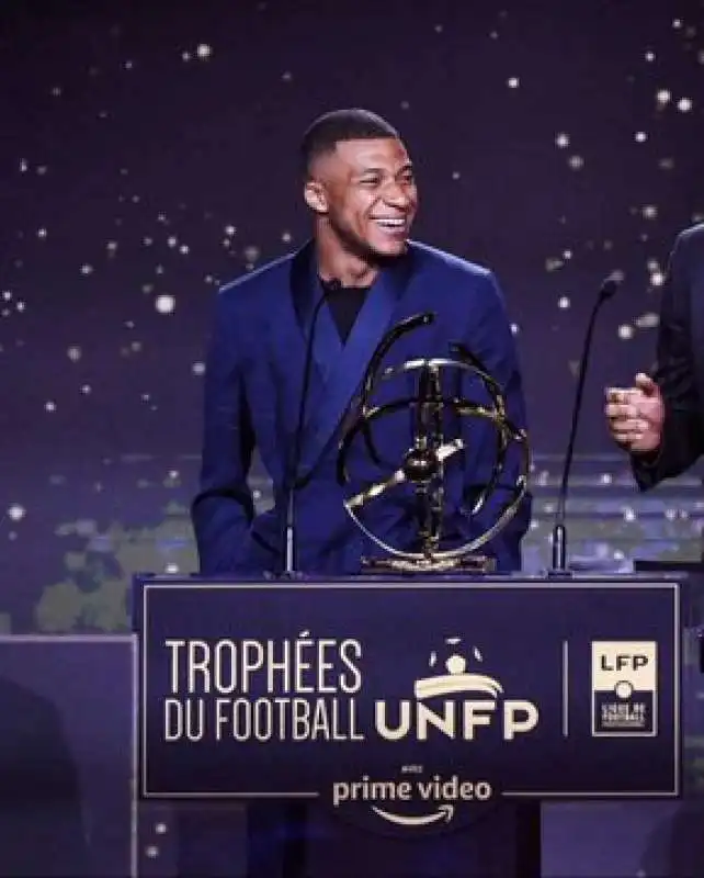 kylian mbappe alla premiazione del miglior giocatore di francia 