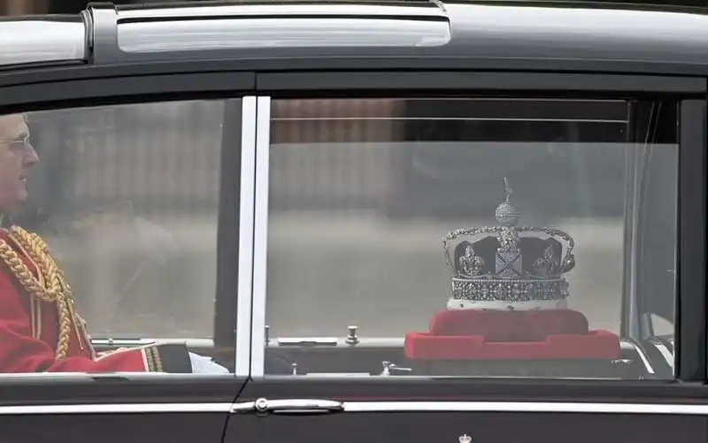 la corona della regina al queen's speech 02