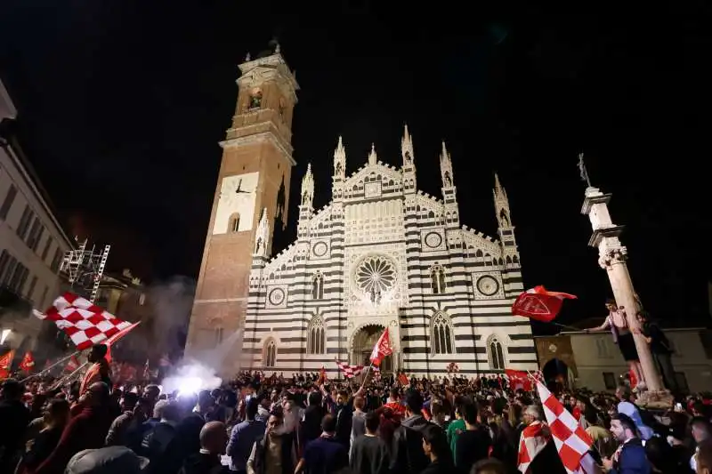 la festa per il monza in serie a 2