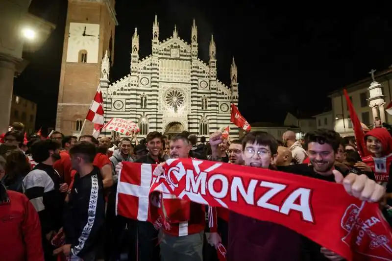 la festa per il monza in serie a 3