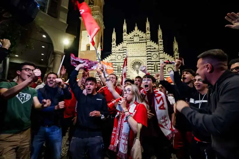 la festa per il monza in serie a 8