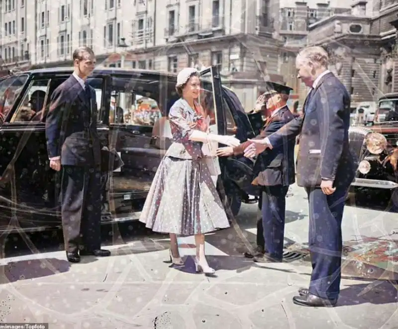 la regina e il duca di edimburgo alle prove della cerimonia di incoronazione nel 1953 