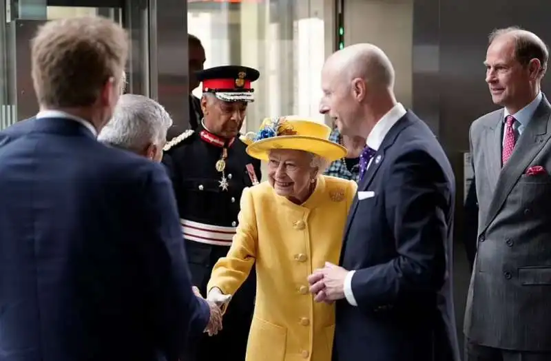 la regina elisabetta inaugura una linea della metro 11