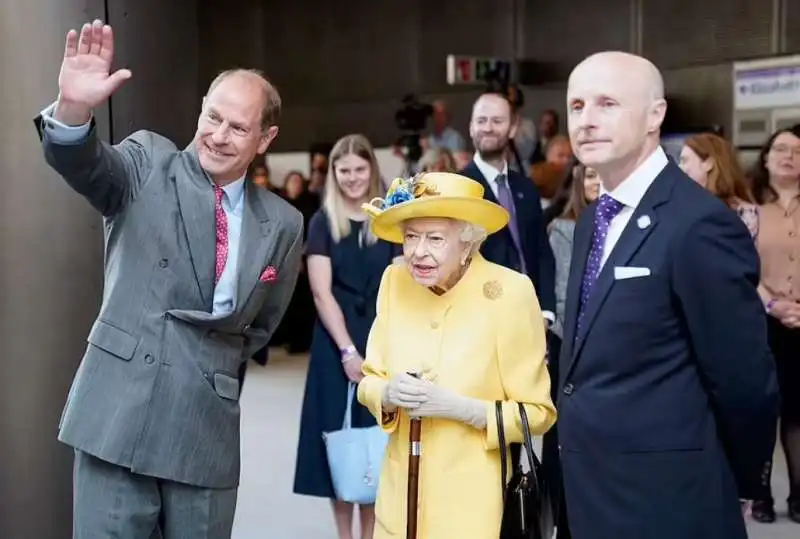 la regina elisabetta inaugura una linea della metro 14