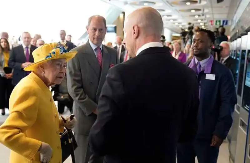 la regina elisabetta inaugura una linea della metro 3