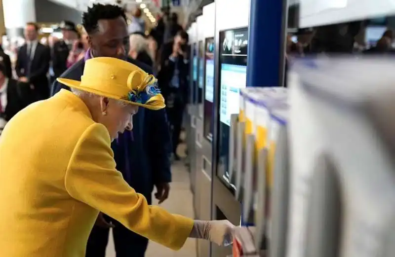 la regina elisabetta inaugura una linea della metro 7