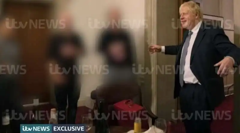 le foto del brindisi che incastrano boris johnson   3