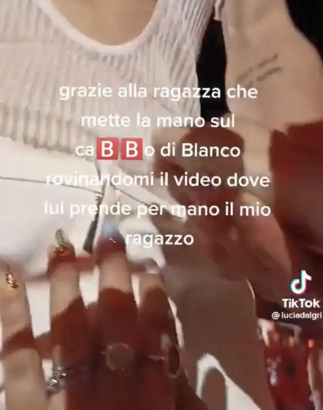 mano sul pacco di blanco al concerto di piazza duomo   1