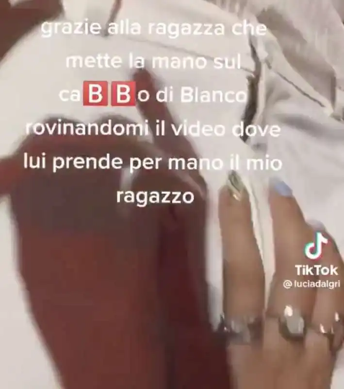 mano sul pacco di blanco al concerto di piazza duomo   2