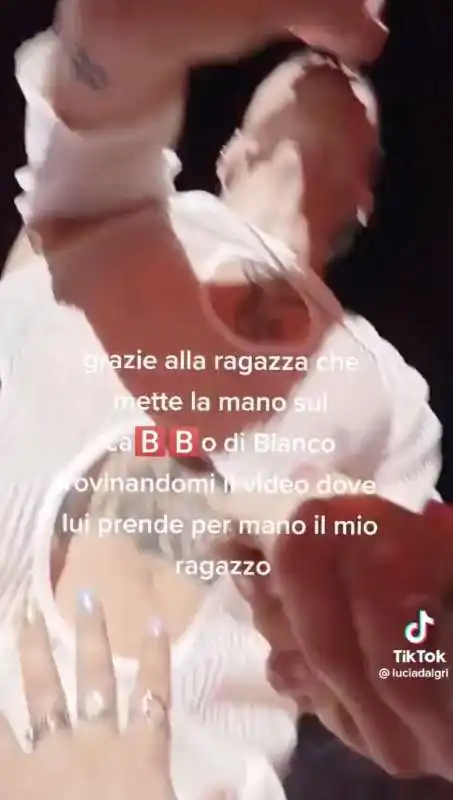 mano sul pacco di blanco al concerto di piazza duomo   5