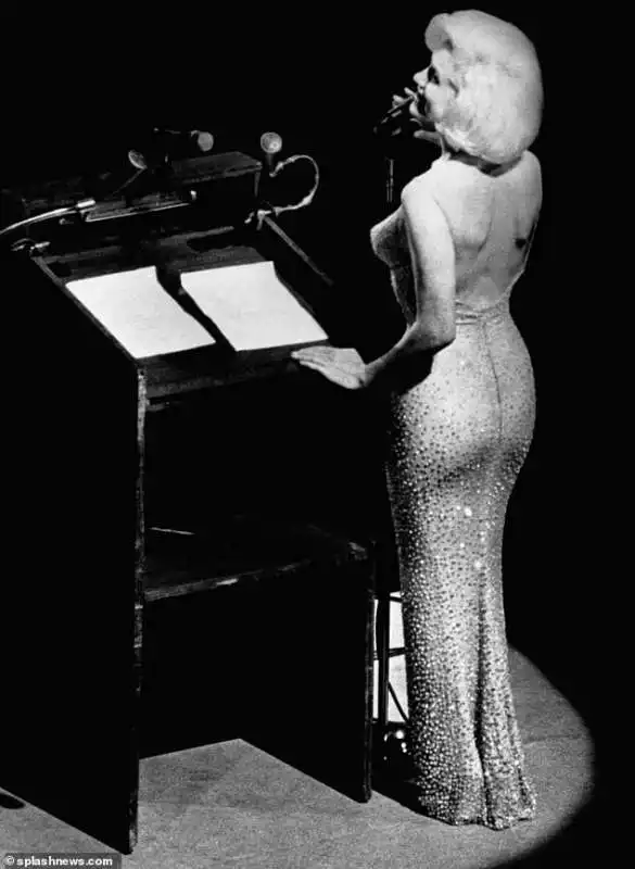 Marilyn canta Happy Birthday Mr President