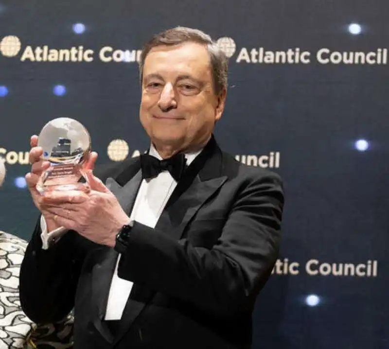 mario draghi premiato all atlantic council 