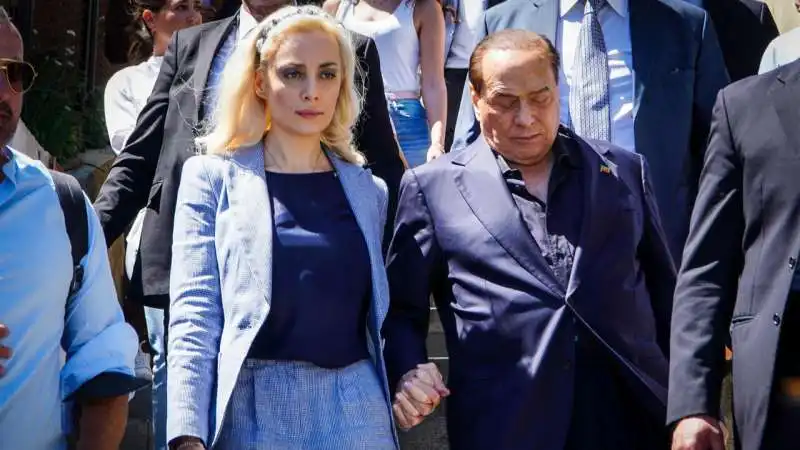 marta fascina e silvio berlusconi a napoli