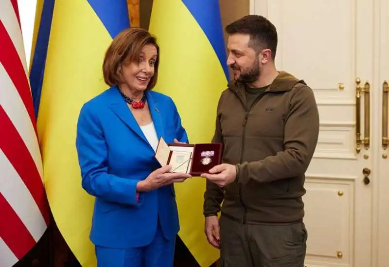 NANCY PELOSI CON ZELENSKY A KIEV 