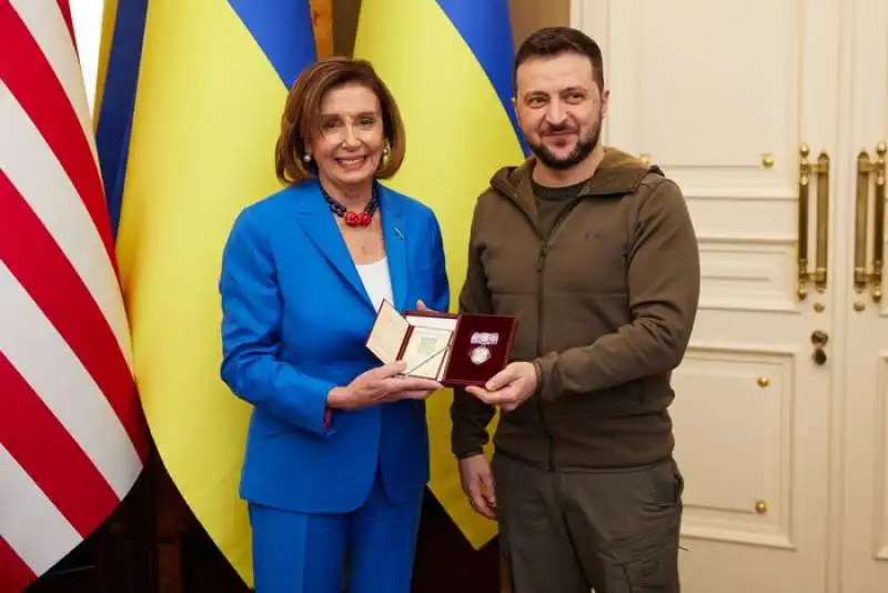 NANCY PELOSI CON ZELENSKY A KIEV 