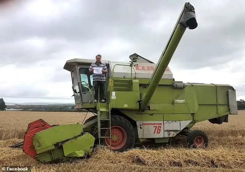 Neil Parish su un mietitrebbia Dominator