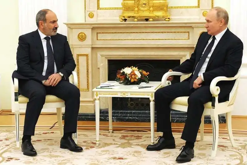 Nikol Pashinyan con Putin 2