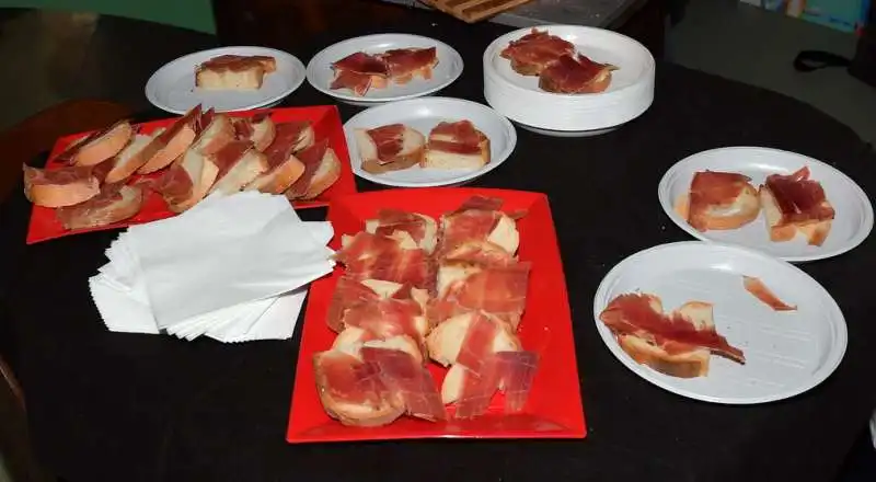 pane e prosciutto per gli invitati