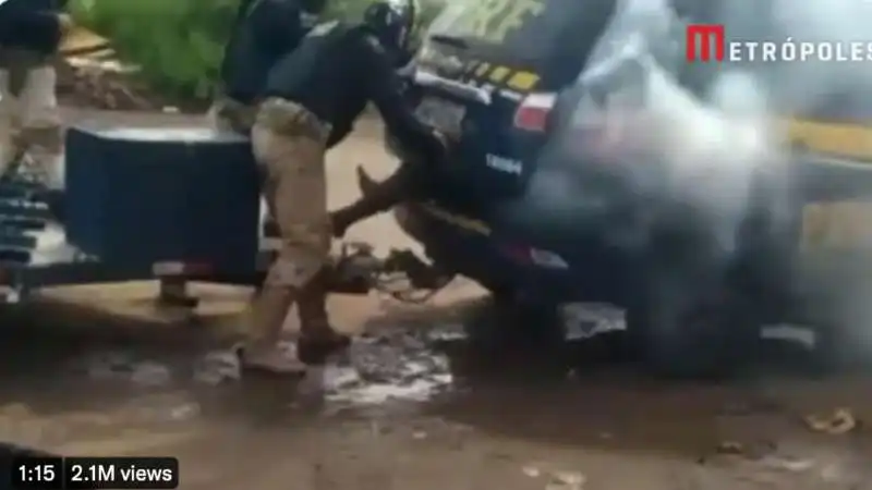 polizia brasiliana lancia una granata lacrimogena  dentro auto 2