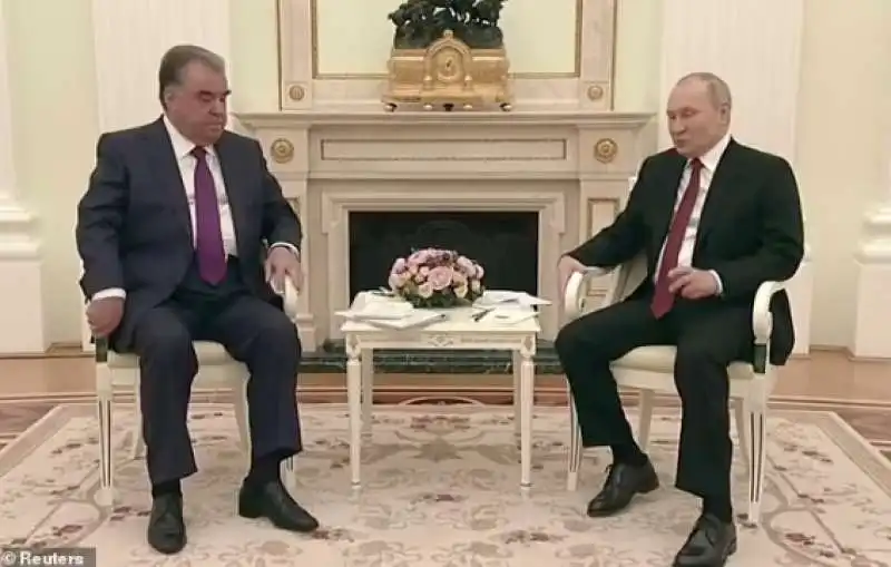 putin che muove la gamba durante l incontro con il presidente del tagikistan 