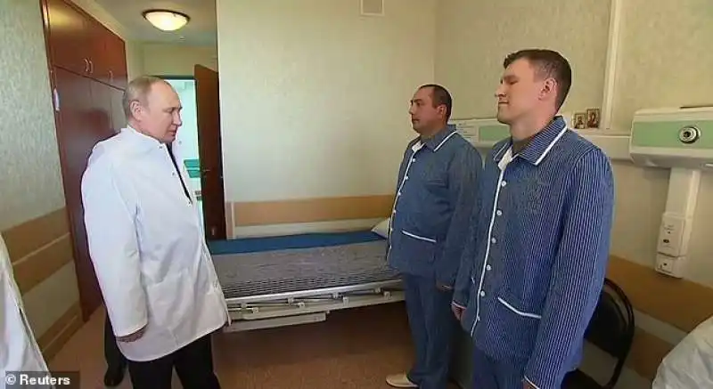 Putin parla con i feriti in un ospedale di Mosca 4