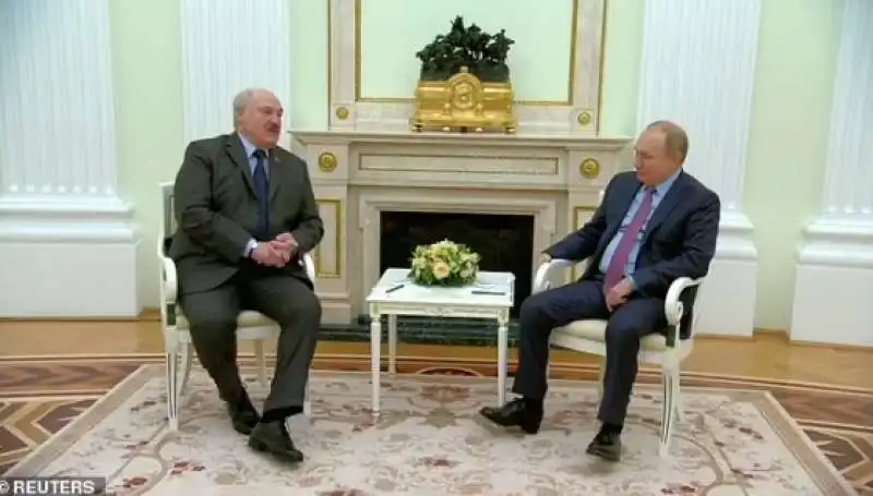 putin si aggrappa alla sedia durante l incontro con lukashenko 