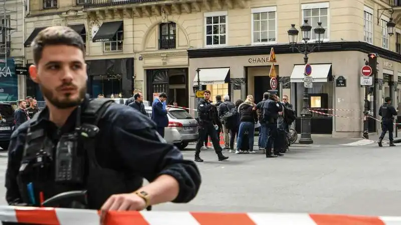 rapina a mano armata da chanel a parigi 2