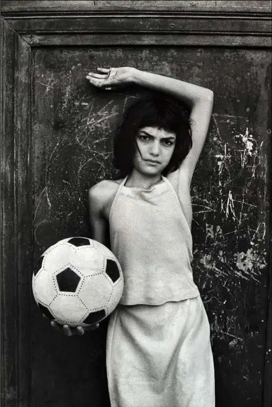 La bambina con il pallone di letizia battaglia