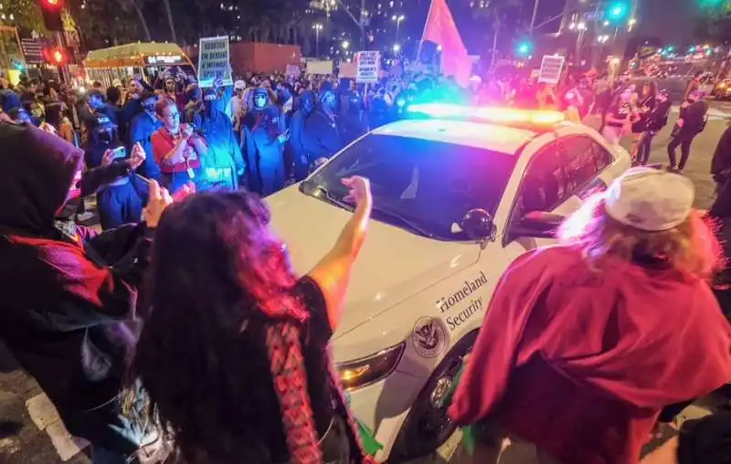 scontri tra polizia e manifestanti pro aborto a los angeles 1