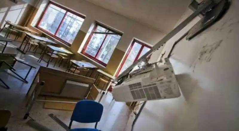 SCUOLA VANDALIZZATA A NOVARA 