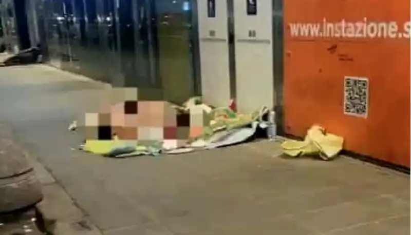 SESSO NAPOLI STAZIONE CENTRALE