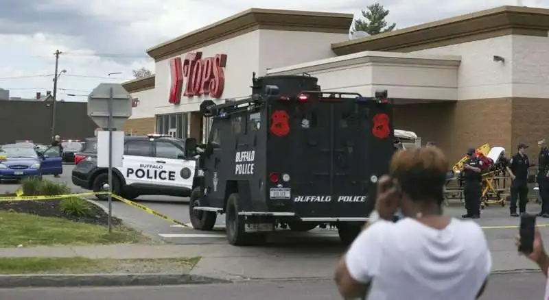 strage in un supermercato di buffalo 15