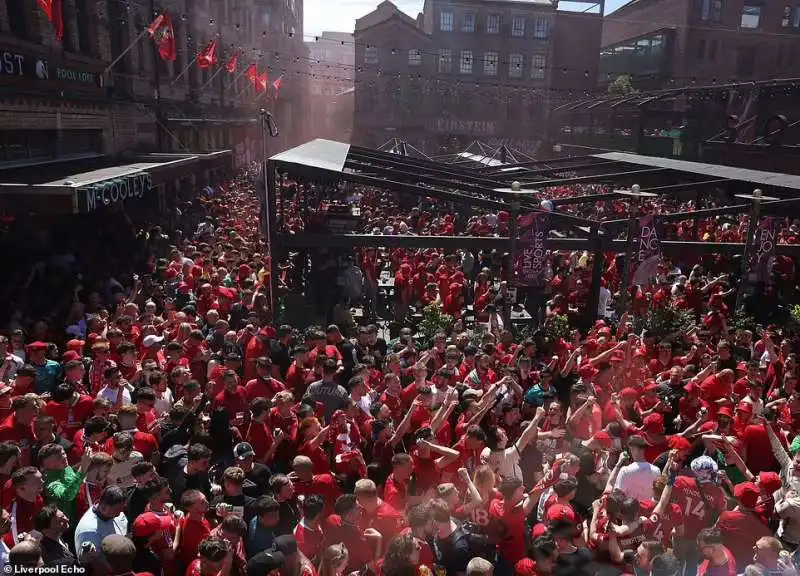 tifosi del liverpool a parigi 3